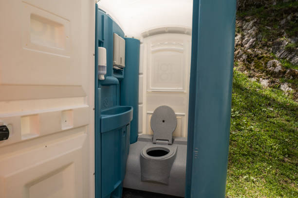 Porta potty delivery and setup in Petersburg, IL