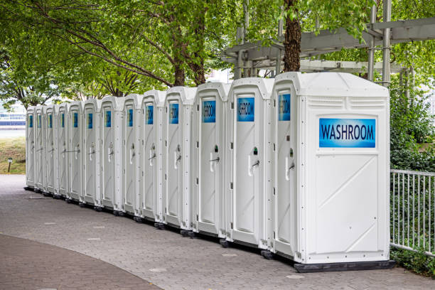 Best Porta potty delivery and setup  in Petersburg, IL
